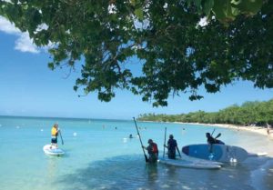 Den lille strand Playa Buyé på den syd-østlige del af Puerto Rico ved Cabo Rojo er et roligt sted til en tur på Stand Up Paddle i det azurblå vand.