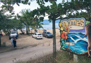 Stranden Domes er ét af de kendte surfspots i Rincon - og både stemningen og bølgerne er værd at komme hertil for.
